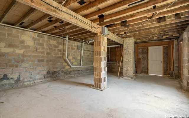 1103 Rockmoor, Canyon Lake, TX 78133