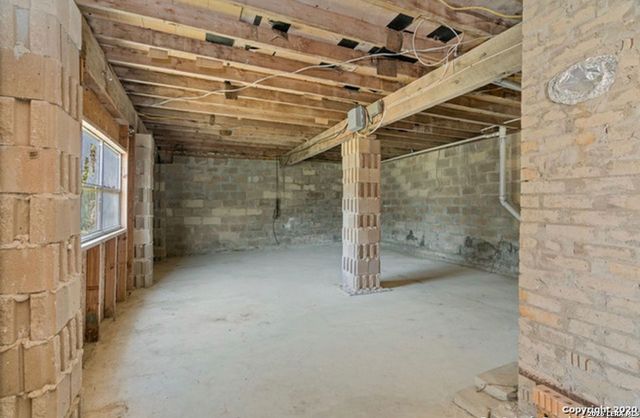 1103 Rockmoor, Canyon Lake, TX 78133