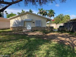 811 94th AVE N, Naples, FL 34108