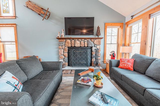 208 SYCAMORE CT, Tannersville, PA 18372