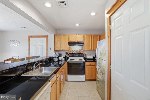 208 SYCAMORE CT, Tannersville, PA 18372