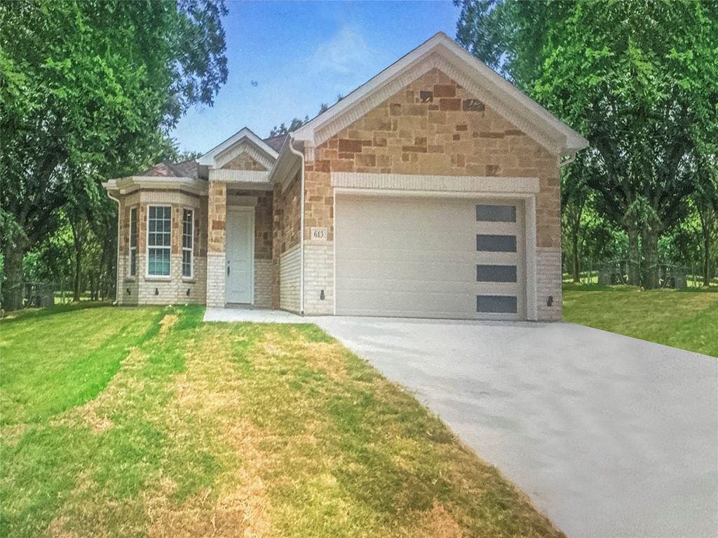 613 S 5th Street, Bonham, TX 75418