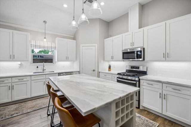 940 W 21st Street, Houston, TX 77008