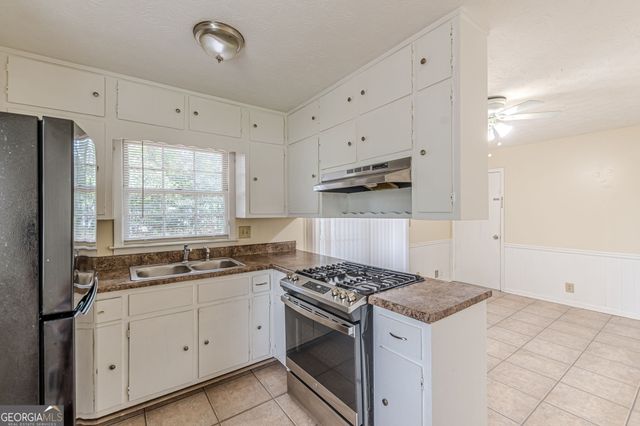 828 Sheppard Way, Stone Mountain, GA 30083