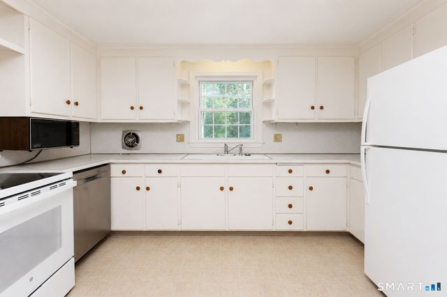 24 Sandhurst Drive, West Hartford, CT 06107