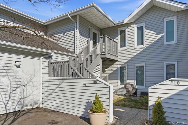 909 Fenway Road, Saint James, NY 11780