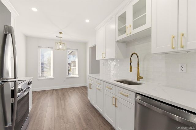 909 Fenway Road, Saint James, NY 11780