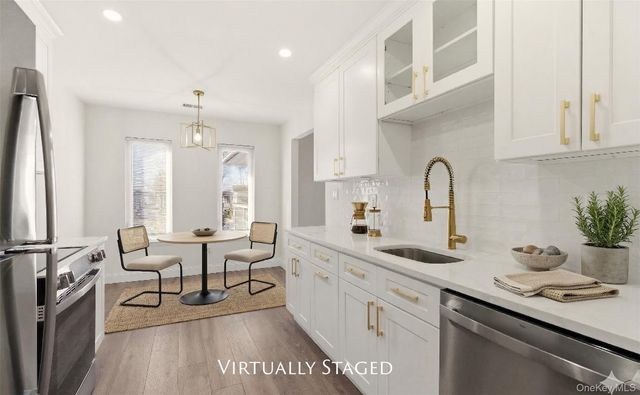 909 Fenway Road, Saint James, NY 11780