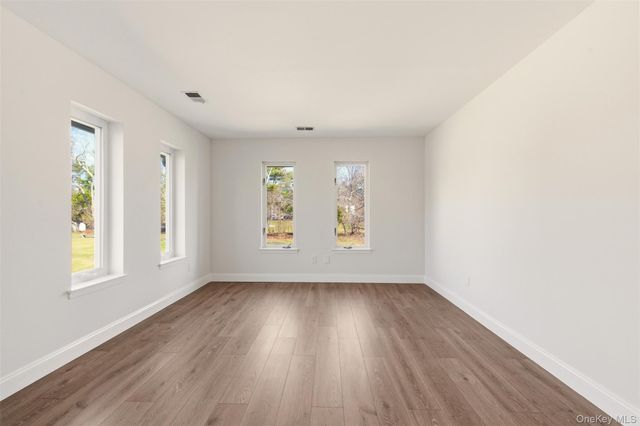 909 Fenway Road, Saint James, NY 11780