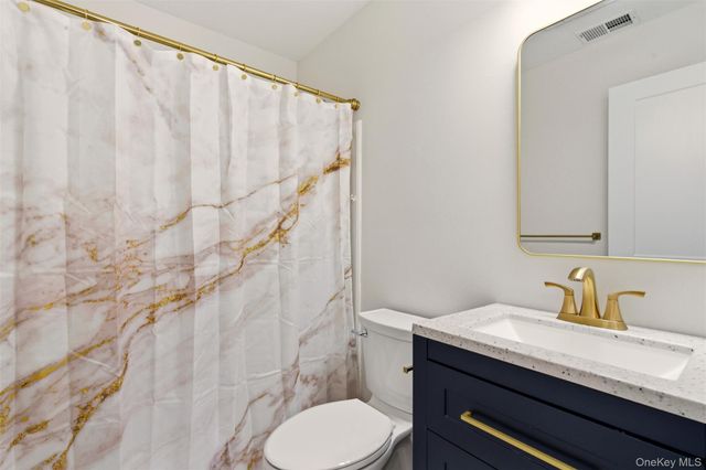 909 Fenway Road, Saint James, NY 11780