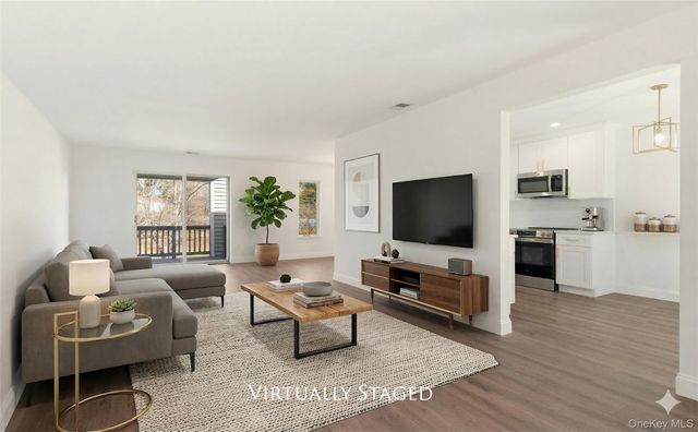 909 Fenway Road, Saint James, NY 11780