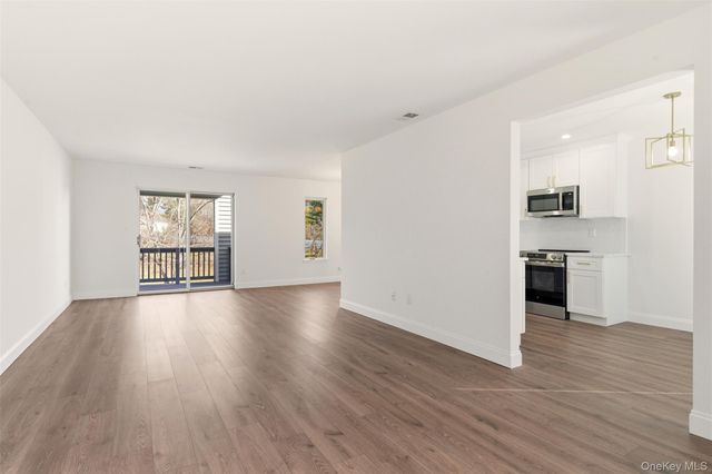 909 Fenway Road, Saint James, NY 11780