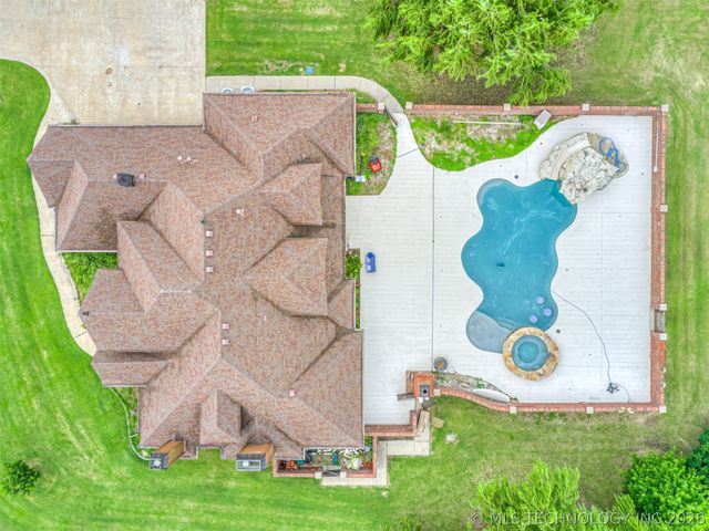 18961 Chickadee Court, Owasso, OK 74055