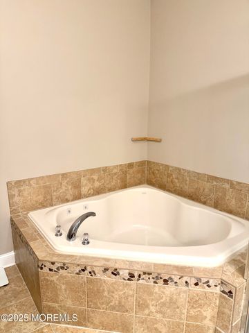 910 Abby Road, Middletown, NJ 07748
