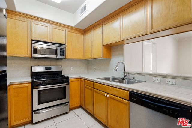 3328 OAKHURST Avenue 110, Los Angeles, CA 90034