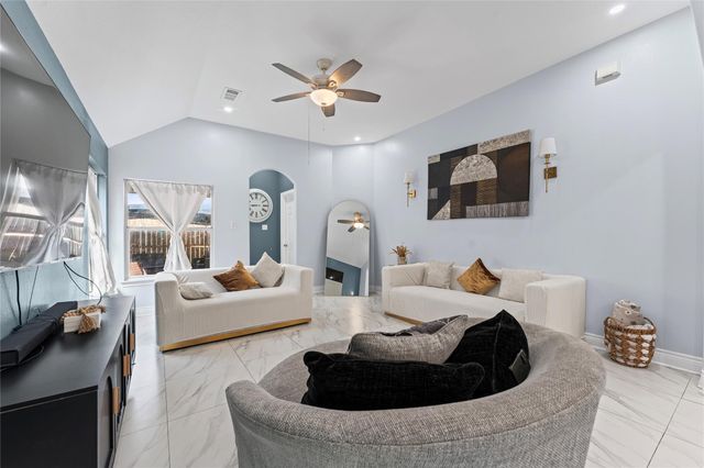 822 Green Pines Forest, Houston, TX 77067