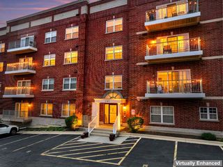 245 W Johnson Street 302, Palatine, IL 60067