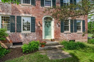 324 Pomeroy Ln, Amherst, MA 01002