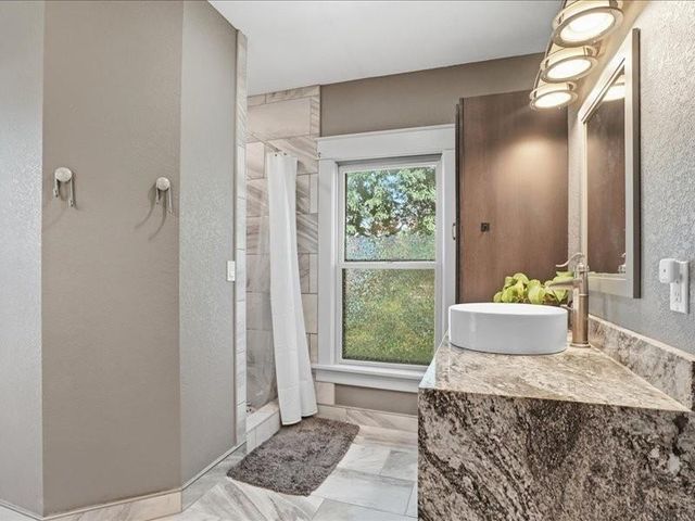 4245 W 4th Street, Waterloo, IA 50701