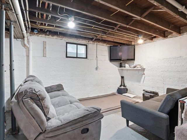 4245 W 4th Street, Waterloo, IA 50701