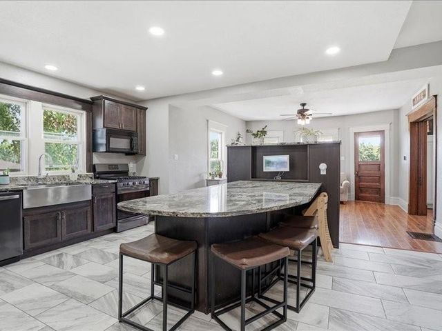 4245 W 4th Street, Waterloo, IA 50701