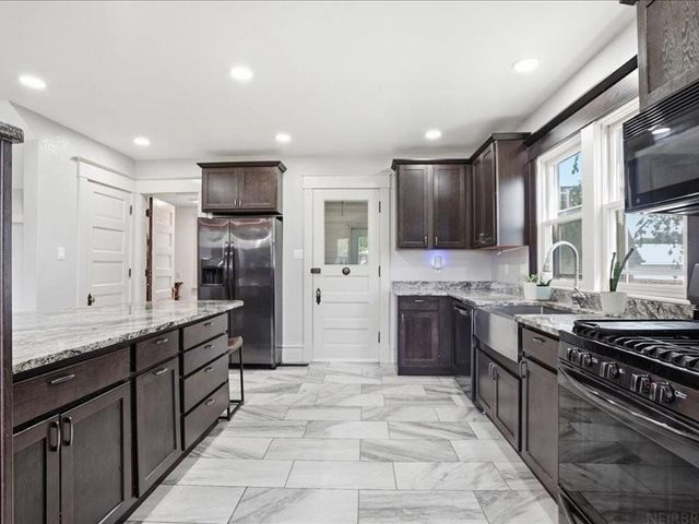 4245 W 4th Street, Waterloo, IA 50701