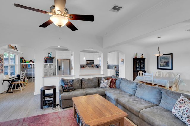 114 Winters Edge Drive, Red Oak, TX 75154