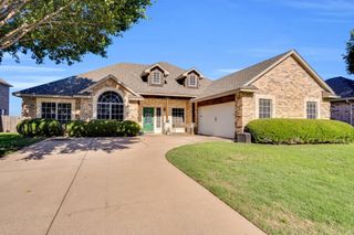 114 Winters Edge Drive, Red Oak, TX 75154