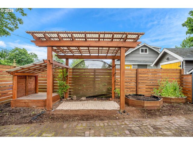 6805 N MICHIGAN Ave, Portland, OR 97217