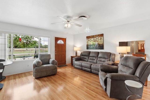 987 Island Ave, Olivehurst, CA 95961