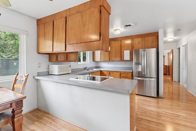 987 Island Ave, Olivehurst, CA 95961