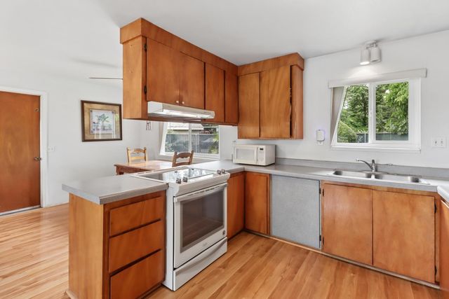 987 Island Ave, Olivehurst, CA 95961