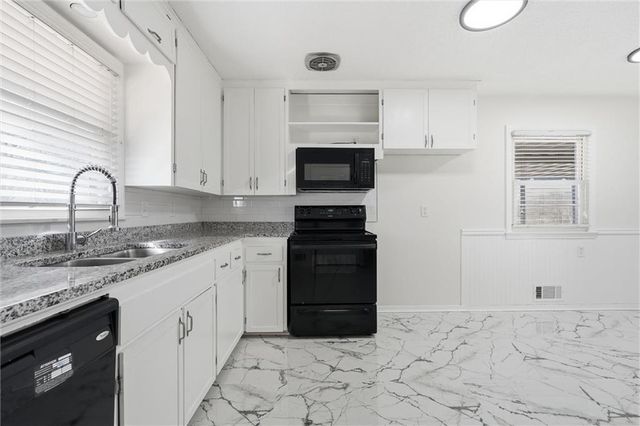 102 NW 65th Street, Gladstone, MO 64118