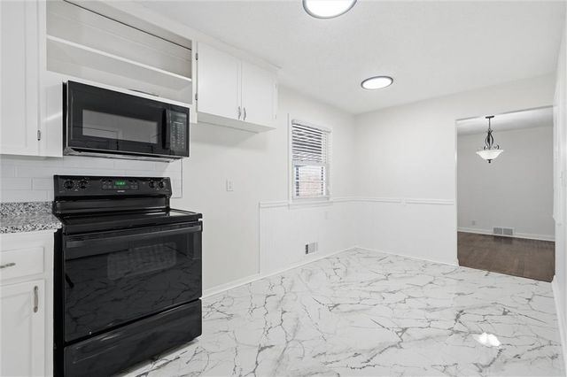 102 NW 65th Street, Gladstone, MO 64118