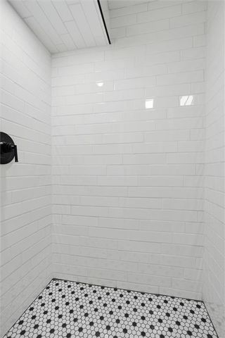 102 NW 65th Street, Gladstone, MO 64118