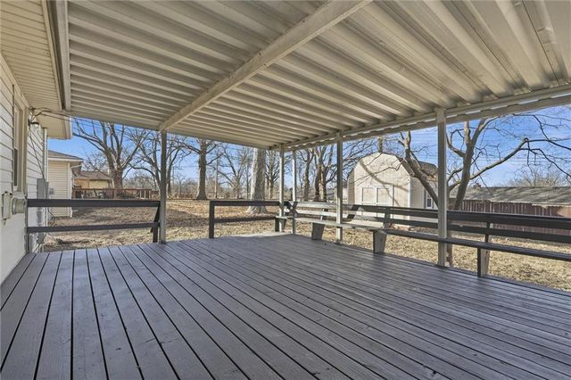 102 NW 65th Street, Gladstone, MO 64118