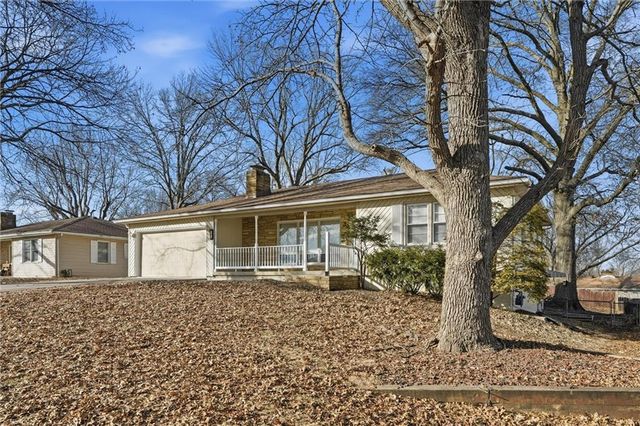 102 NW 65th Street, Gladstone, MO 64118