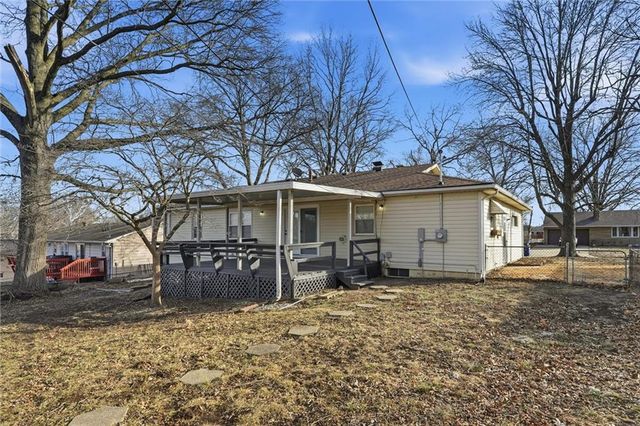 102 NW 65th Street, Gladstone, MO 64118