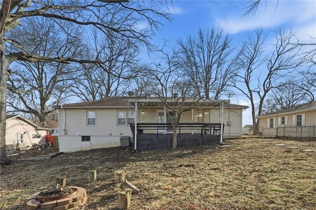 102 NW 65th Street, Gladstone, MO 64118