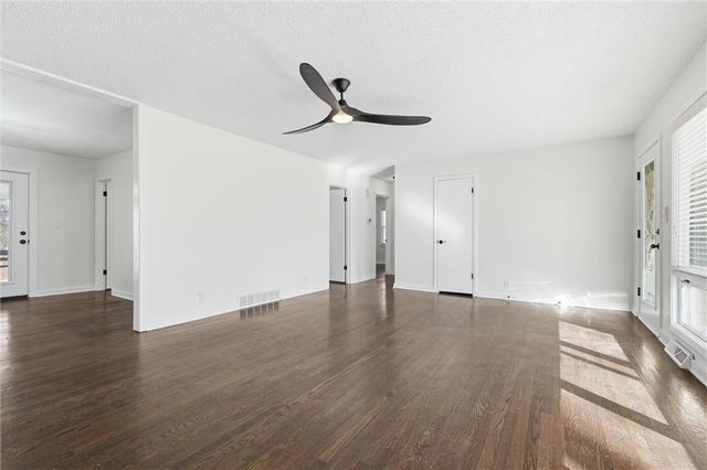 102 NW 65th Street, Gladstone, MO 64118