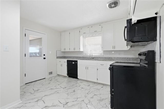 102 NW 65th Street, Gladstone, MO 64118