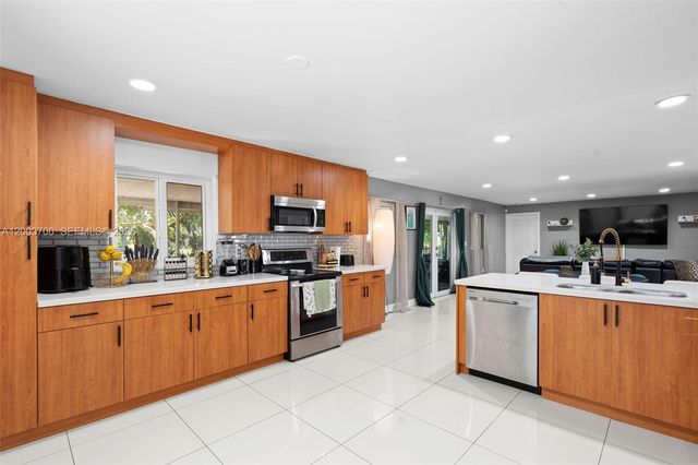 1752 S Anhinga Ln, Homestead, FL 33035