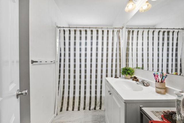 1325 Carson Avenue, Bakersfield, CA 93304