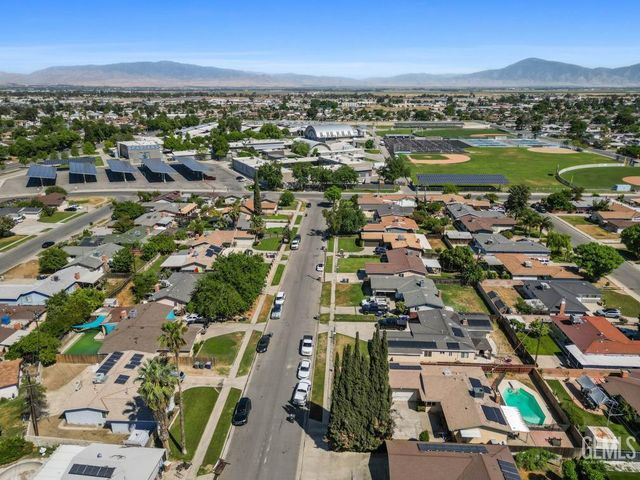 1325 Carson Avenue, Bakersfield, CA 93304