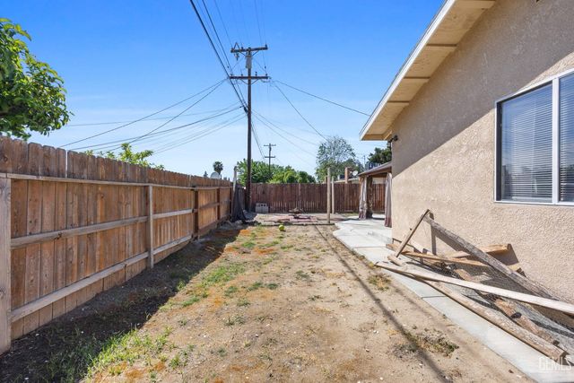 1325 Carson Avenue, Bakersfield, CA 93304