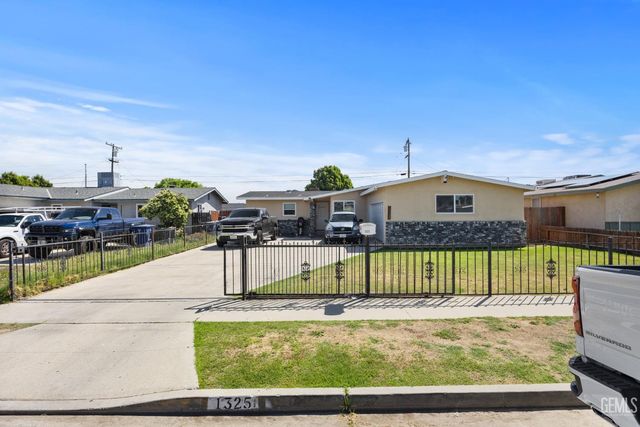 1325 Carson Avenue, Bakersfield, CA 93304