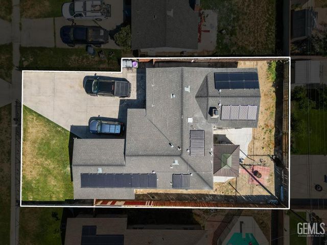 1325 Carson Avenue, Bakersfield, CA 93304