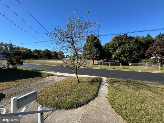 718 WOODLANE RD, Beverly, NJ 08010