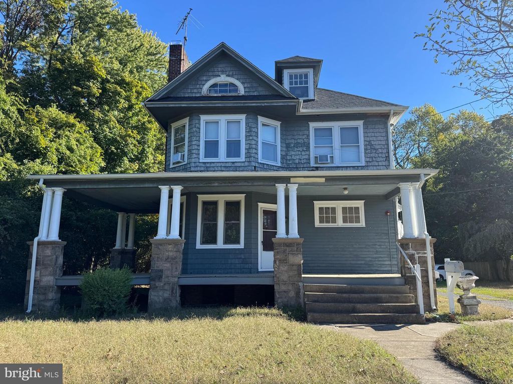 718 WOODLANE RD, Beverly, NJ 08010