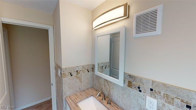 4528 S Frontenac Drive, Warrensville Heights, OH 44128